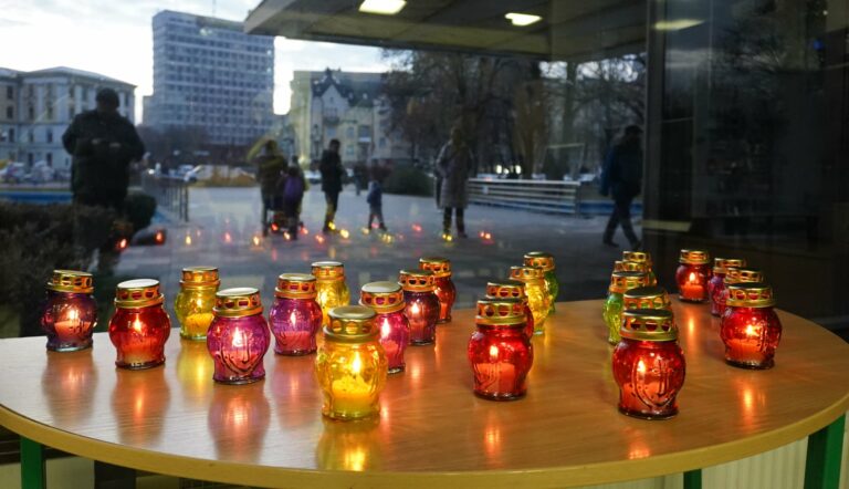 Викладачі та вихованці Палацу долучились до міжнародної акції «Запали Свічку пам’яті»