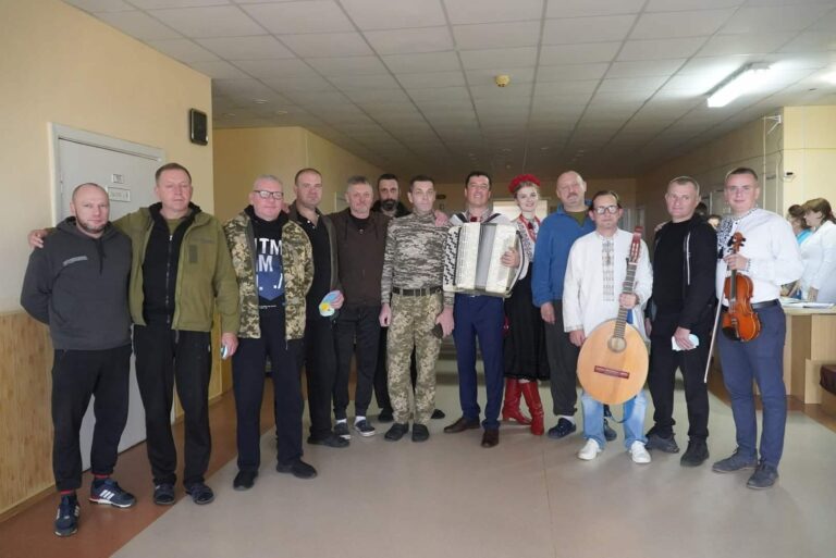 Колектив Ансамблю народної музики «Первоцвіт» привітав наших захисників та захисниць