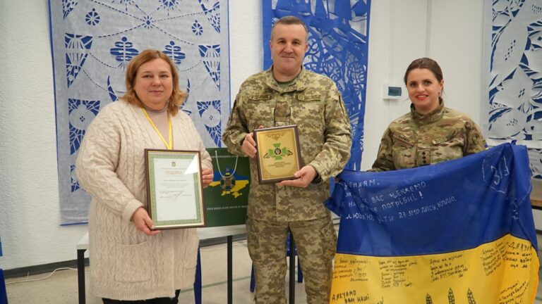 Педагоги та вихованці Київського Палацу ініціювали розпис державних прапорів для українських воїнів