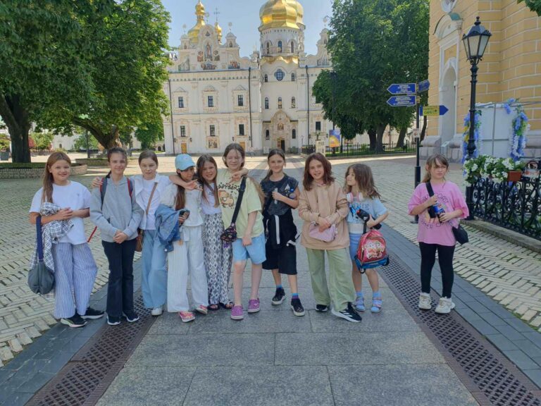 Три тижні мистецтва, дружби та відкриттів