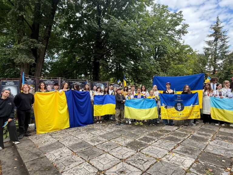 Понад 300 дітей пройшли ходою з Державними прапорами