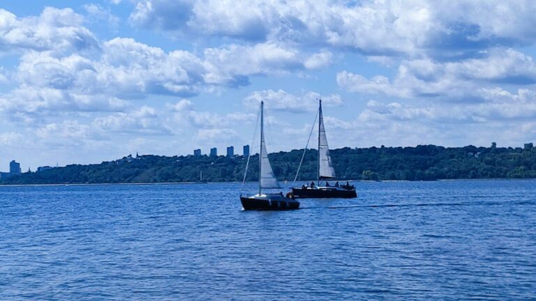 Під вітрилами незламності!