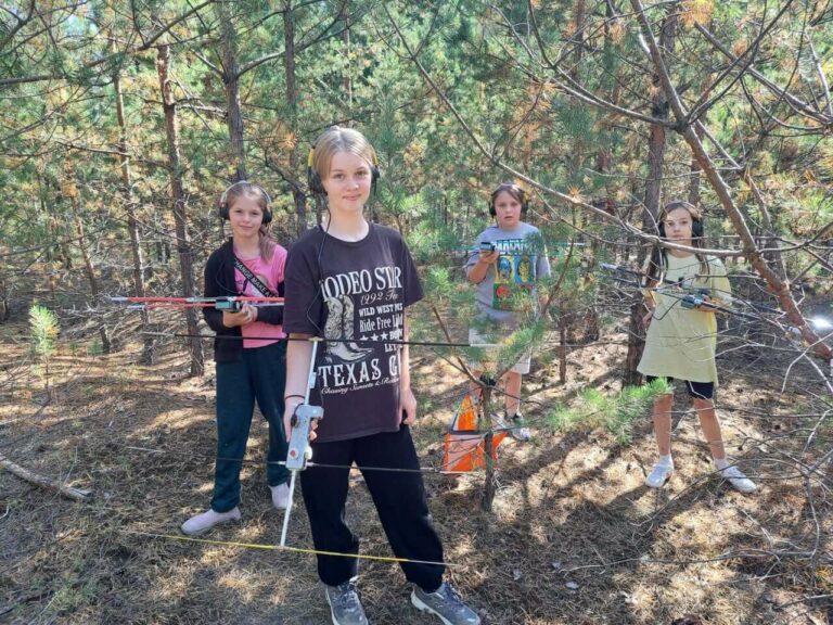 Тренування з радіопеленгації на свіжому повітрі