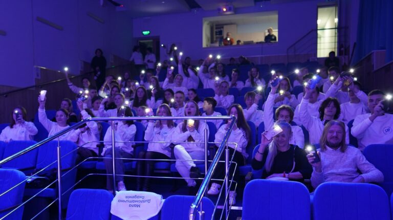 Дипломатія через культуру: учасники Малої дипломатичної академії святкують Дівалі