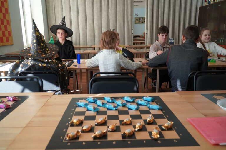 «Дошка чаклунів. Чорно-біла магія» – таємничий турнір з шашок у Київському Палаці дітей та юнацтва