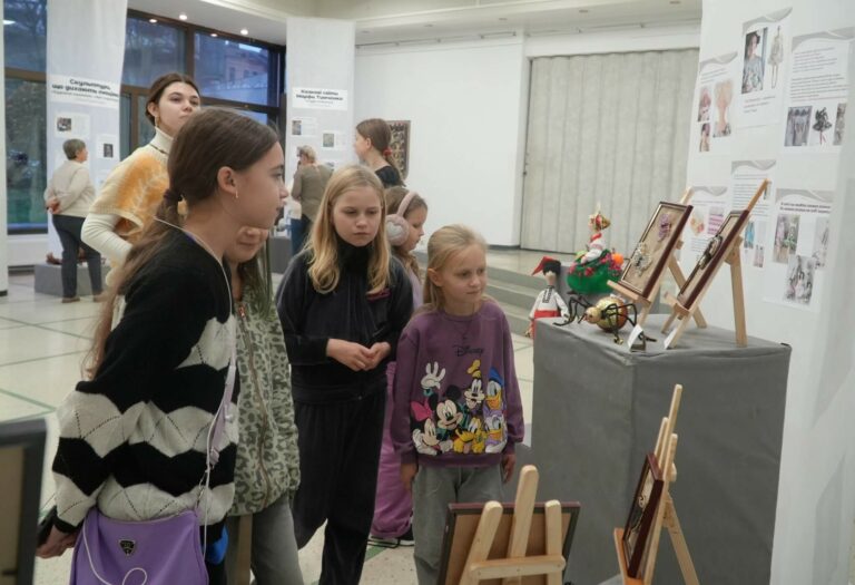 У Київському Палаці дітей та юнацтва відкрилася творча виставка за проєктом “Чиїх рук справа”