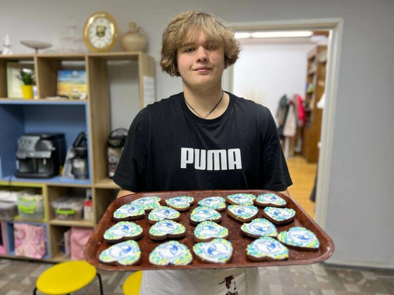 Запах свята і добра: Мала Дипломатична Академія спекла імбірне печиво з благодійною метою