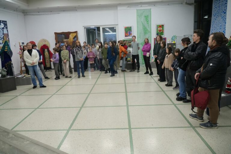 Традиції, що оживають: у КПДЮ відкрилася виставка різдвяних див