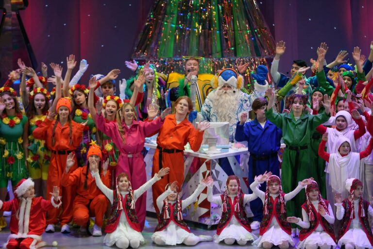 Коли театр стає вдячністю: “Код ялинкових пригод” підтримує Захисників