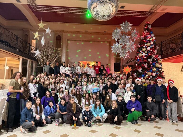 Молодь, що вірить у майбутнє: “Офіс юного мера” вітає українців з Різдвом