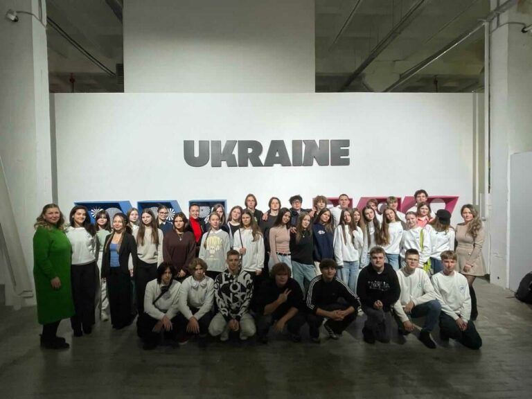 Слухачі Малої Дипломатичної Академії відвідали виставку Ukraine WOW: занурення в культурну спадщину України