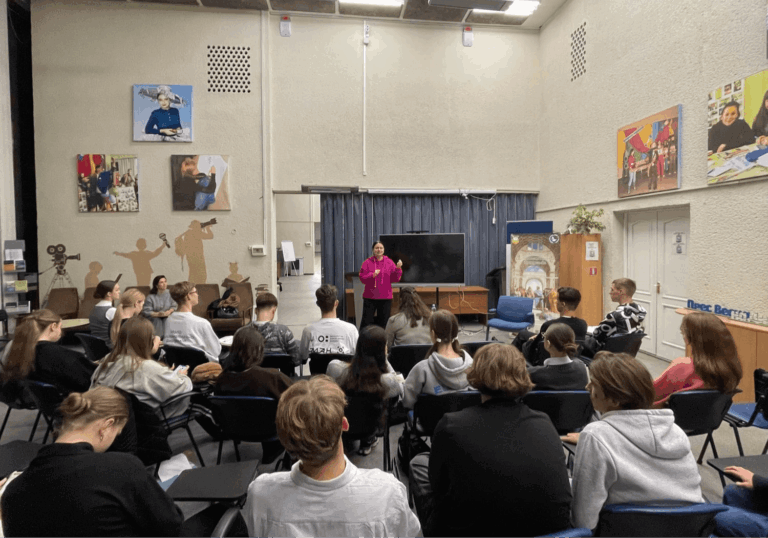 Дипломатія стилю: Мала Дипломатична Академія вивчає дипломатичний дрескод