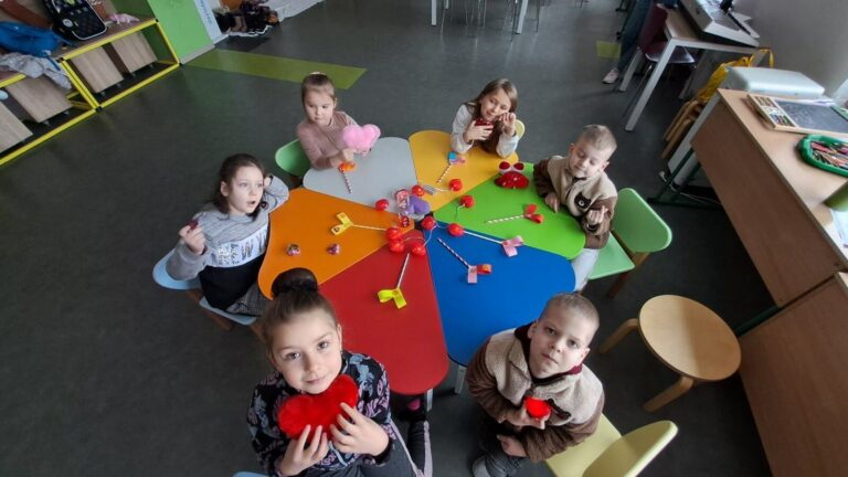 Найменші вихованці Київського Палацу дітей та юнацтва власноруч зробили валентинки для своїх рідних та друзів