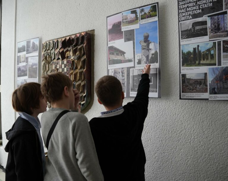 У галереї Київського Палацу дітей та юнацтва відбулося відкриття унікальної фотовиставки «Нескорені: моє життя під час війни»