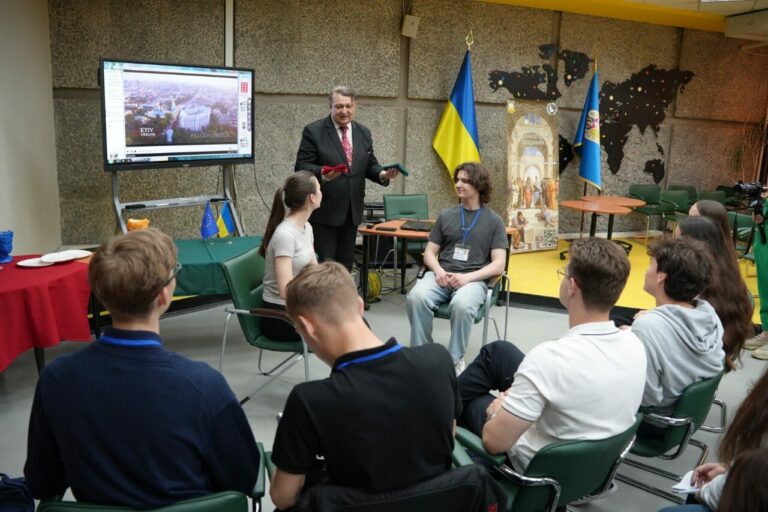 Дипломатія починається з деталей: лекція Вячеслава Ціватого у Малій дипломатичній академії про дипломатичний протокол та етикет
