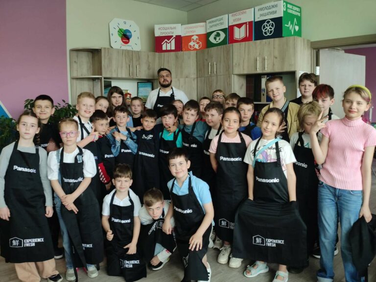 Запах спокою після важкої ночі: як учасники “SMART Camp” випікали хліб