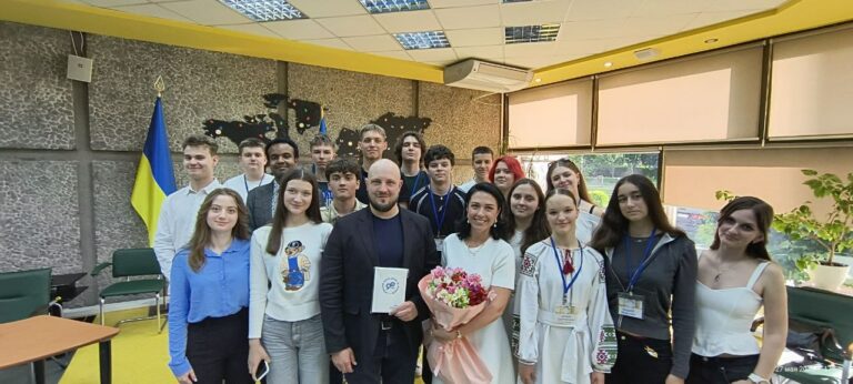 Україна у світі, що змінюється: діалог слухачів Малої дипломатичної академії з Володимиром Юрченком