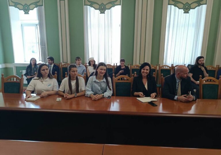 Мистецтво, що об’єднує світ: вихованці Малої дипломатичної академії КПДЮ на виставці в Дипломатичній академії