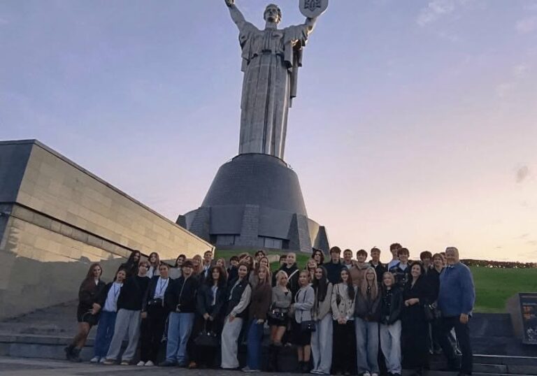 Історія, що формує майбутнє: слухачі Малої дипломатичної академії відвідали Музей становлення української нації
